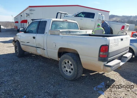 2000 Dodge Ram 1500 St z USA, uszkodzony, nr VIN 3B7HC13Y7YG136702